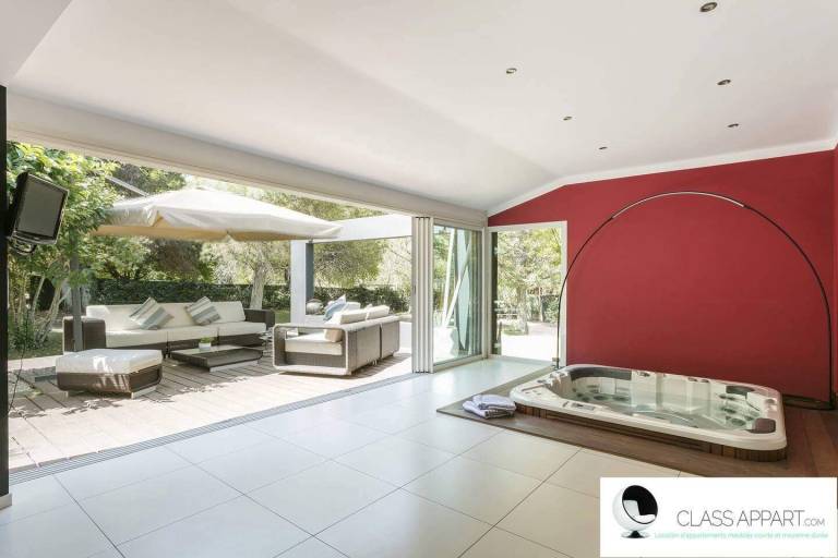 Children-friendly charming villa with private pool, yard & hot tub | Water view | Pet-friendly — photo 2