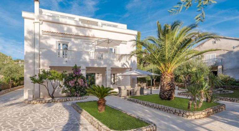 Villa Bella with pool in Novalja