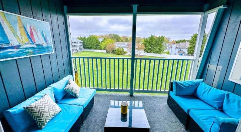 Stylish 2BR Condo Near Beach, Large Pool & Patio, Pet Friendly — photo 3