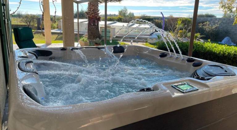 House with pool & hot tub — photo 4