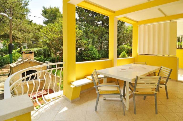 Apartment with yard, terrace & grill | Garden view — photo 4