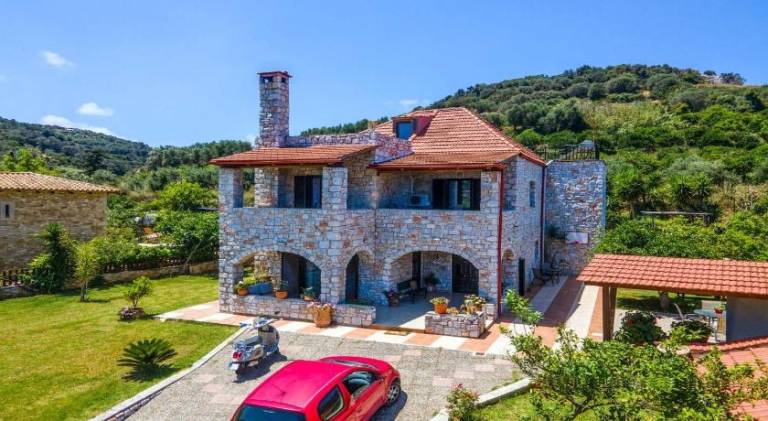 Villa with pool & jacuzzi in Platanias