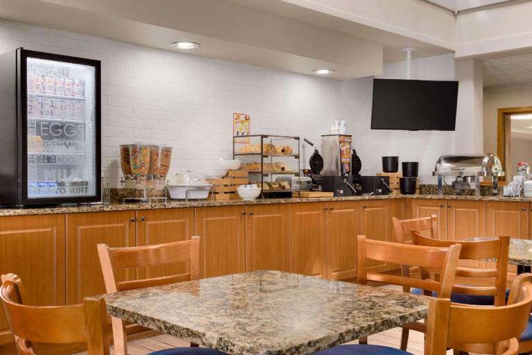 Country Inn & Suites by Radisson, Mishawaka, IN — photo 3
