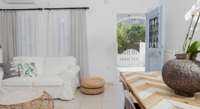 Apartment with terrace & yard in Santorini