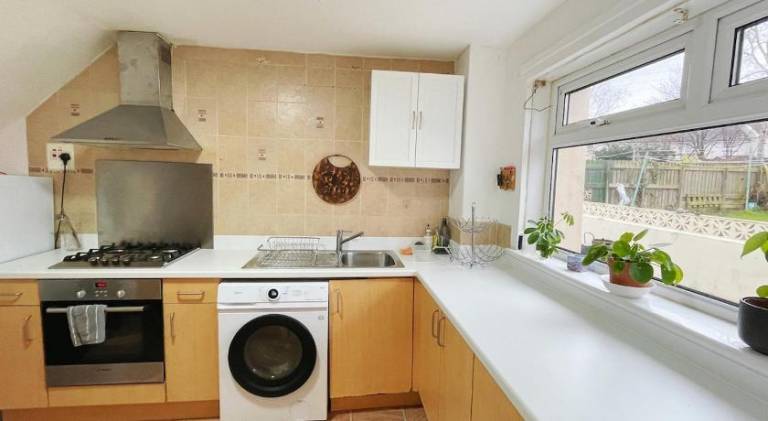 3 bed garden house direct connection to airport n train station — photo 5