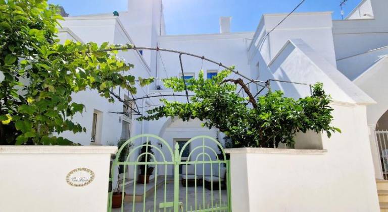 Serviced apartment with patio & yard | Pets are welcome in Crispiano