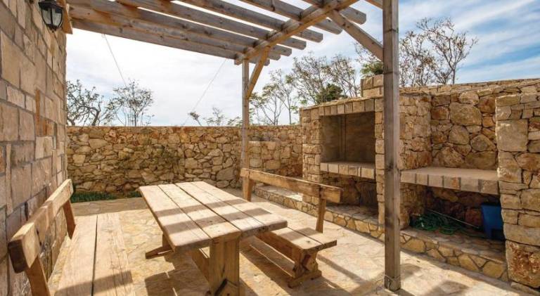 Villa with pool — photo 4