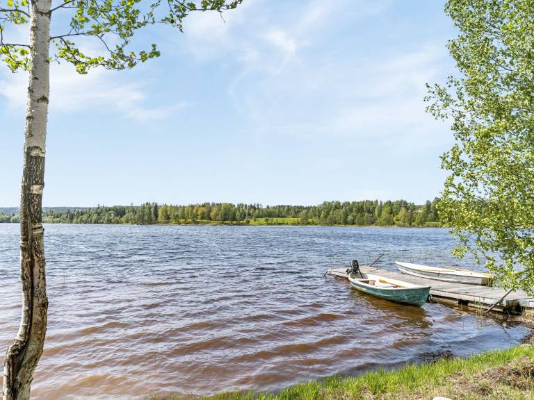 Vacation home with yard, barbecue & patio | Lake view | Dogs allowed — photo 5