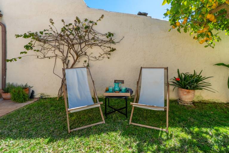 Family-oriented ample house with terrace, garden & pool | Garden view | Pets allowed — photo 4