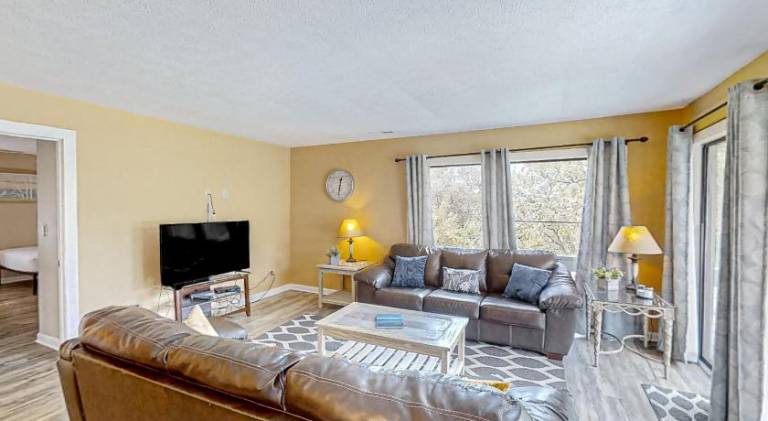 Holiday apartment with pool | Beach nearby | Pet-friendly in Myrtle Beach, SC