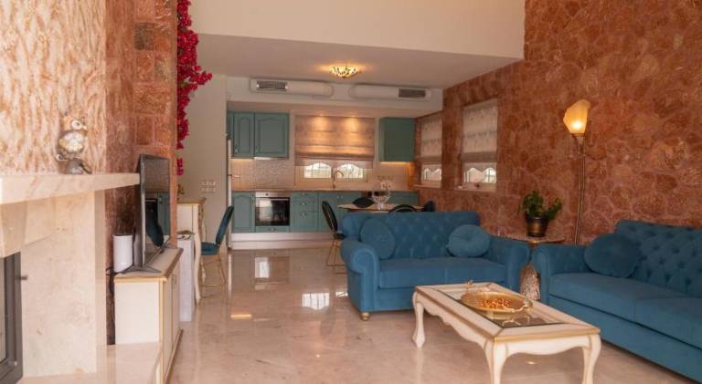 Villa with terrace, pool & hot tub — photo 4