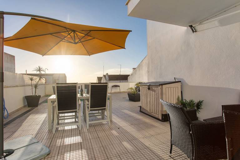 Fully equipped wonderful rental apartment with BBQ, fast internet & patio | Mountain view | Close to the beach | Suitable for remote work | Pets allowed — photo 2