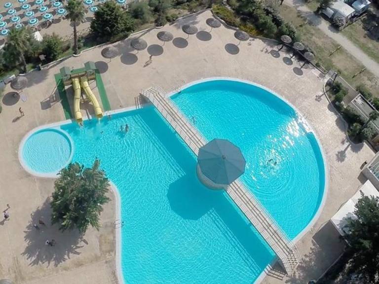 Mobile home with pool & patio — photo 2