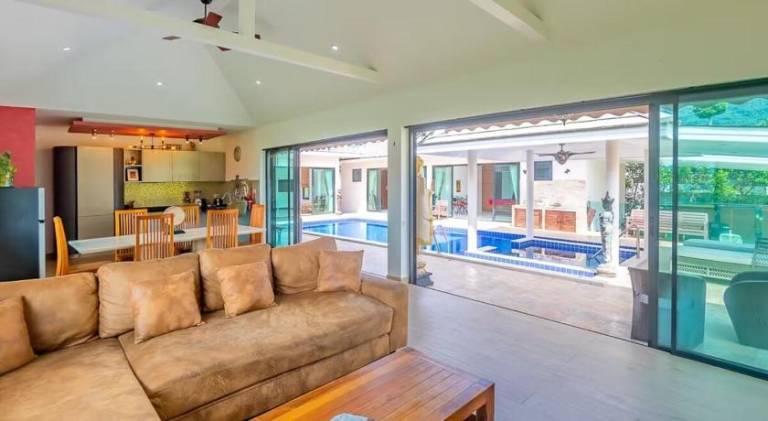 Beautiful villa with pool & hot tub | Pets allowed — photo 3