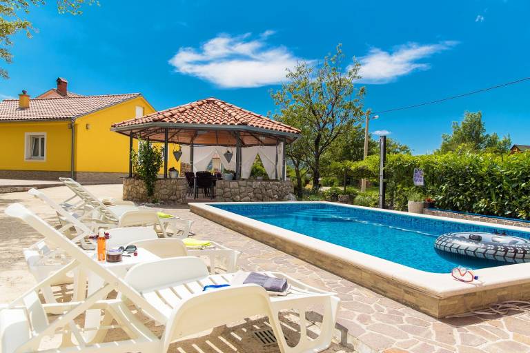 House with patio, private pool & yard | Good for workation — photo 3