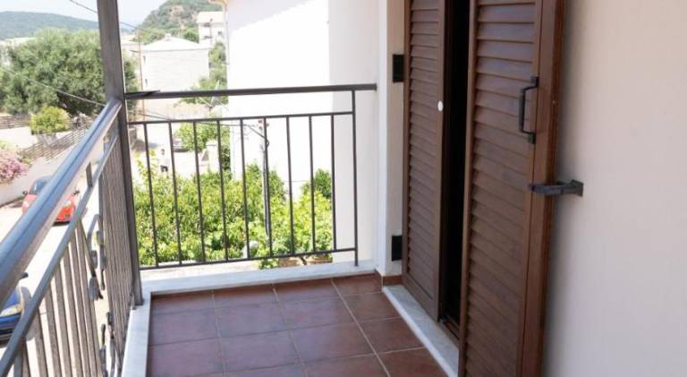 Apartment with garden & terrace — photo 5