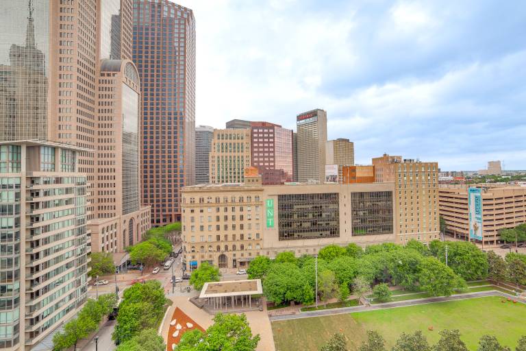 Walkable Dallas Unit Near Deep Ellum, Pets Welcome — photo 3