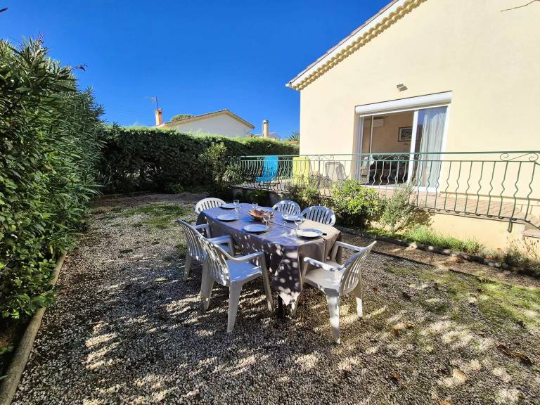 Vacation home with patio — photo 3