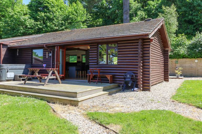 Family-oriented lovely cottage with garden & jacuzzi | Beach view | Pets are welcome — photo 2