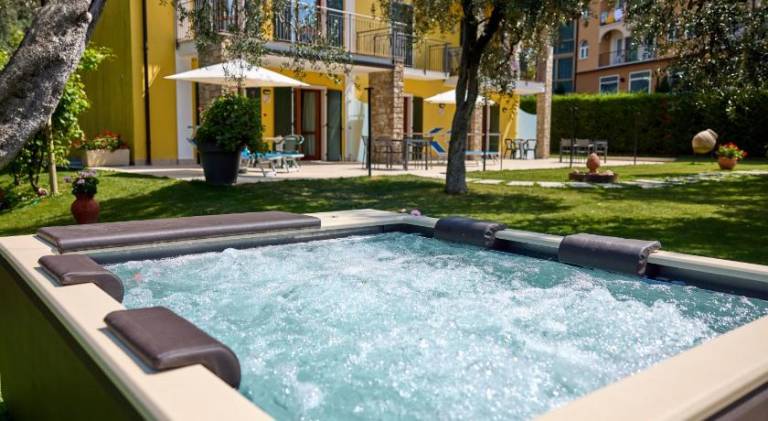 Holiday apartment with hot tub, terrace & garden | Beach nearby | Dogs allowed — photo 3