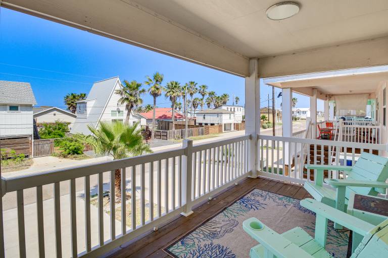 Walk or Ride to Beach! Family Home w/ Patio Lounge in Port Aransas, TX