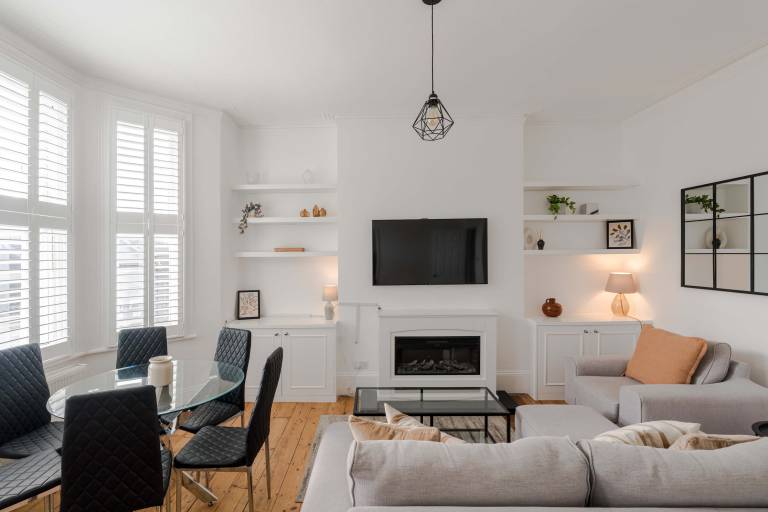 Generous 2 bed Apartment near Queen s Park