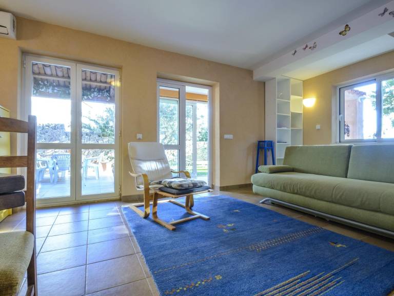 Rental apartment with terrace, barbecue & yard — photo 4
