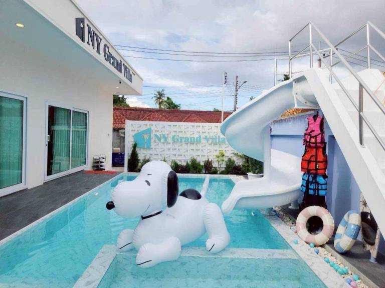 Villa with jacuzzi, garden & patio in Pattaya