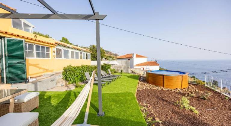 Fully equipped nice house with grill, garden & patio | Good for workation | Pets allowed in Calheta