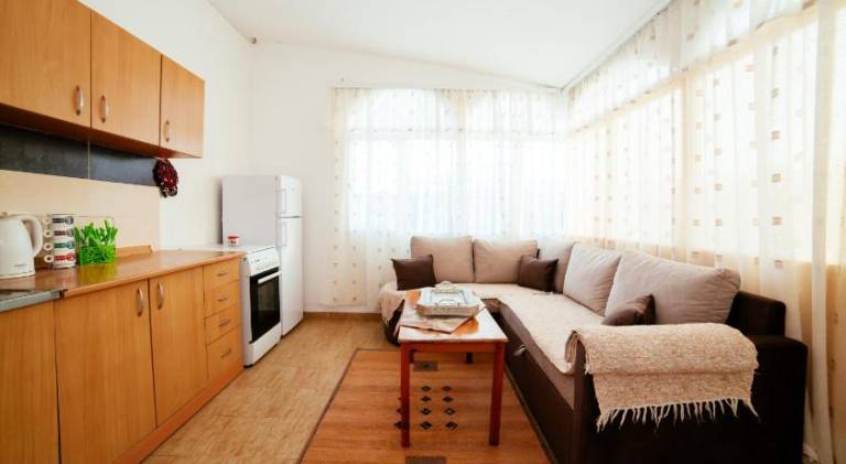 Rental apartment with terrace, hot tub & barbeque — photo 3