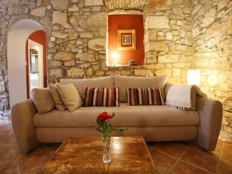 Vacation home with jacuzzi, terrace & garden — photo 4