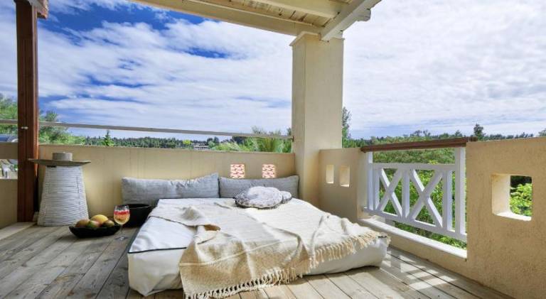 Serviced apartment with yard, terrace & pool — photo 2