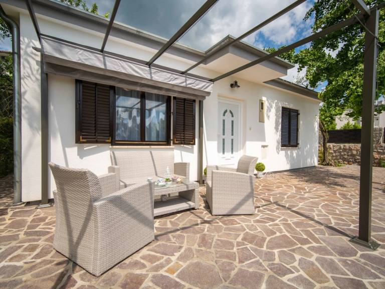 Vacation home with terrace, barbeque & yard | Pet-friendly — photo 2