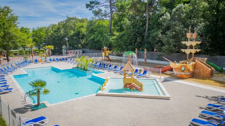 Camping suite with yard, pool & patio in Rochefort