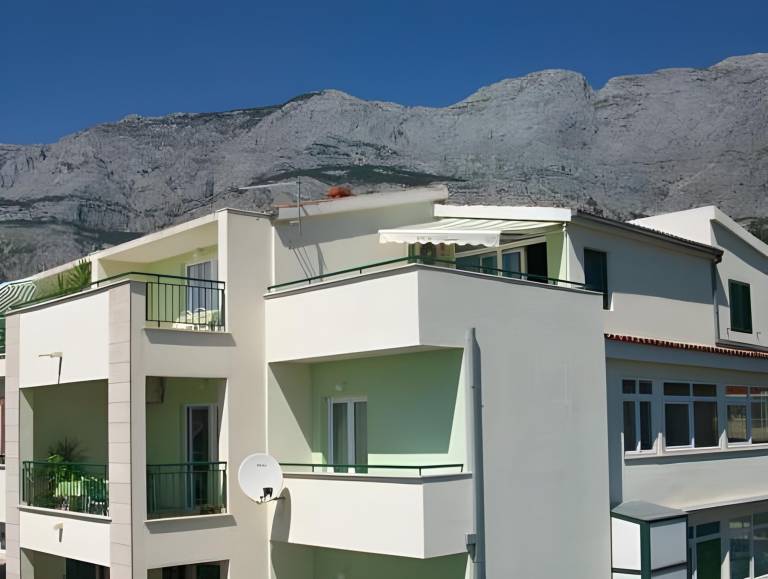 Beautiful apartment with patio, yard & BBQ | Close to the beach | Dogs allowed in Tucepi