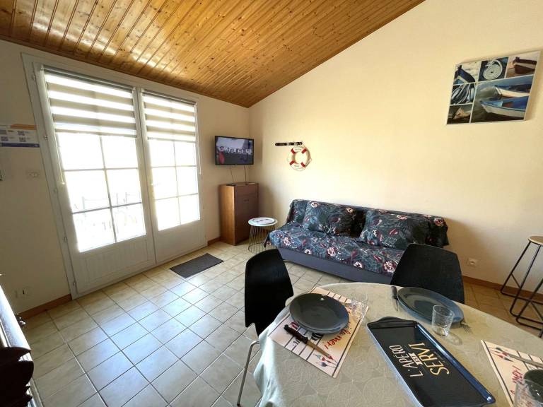 Quiet 1BR House with Terrace and Parking, 10min Walk to Beach, in Saint-Gilles-Croix-de-Vie — photo 5