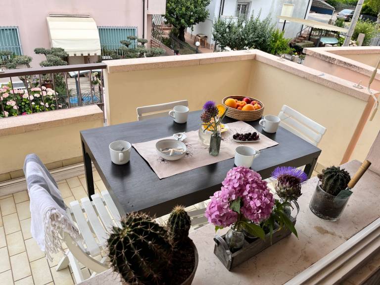 Rental apartment with patio — photo 3