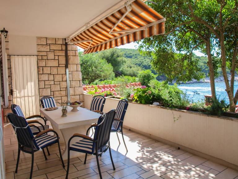 Beachfront apartment with big terrace and garden — photo 2