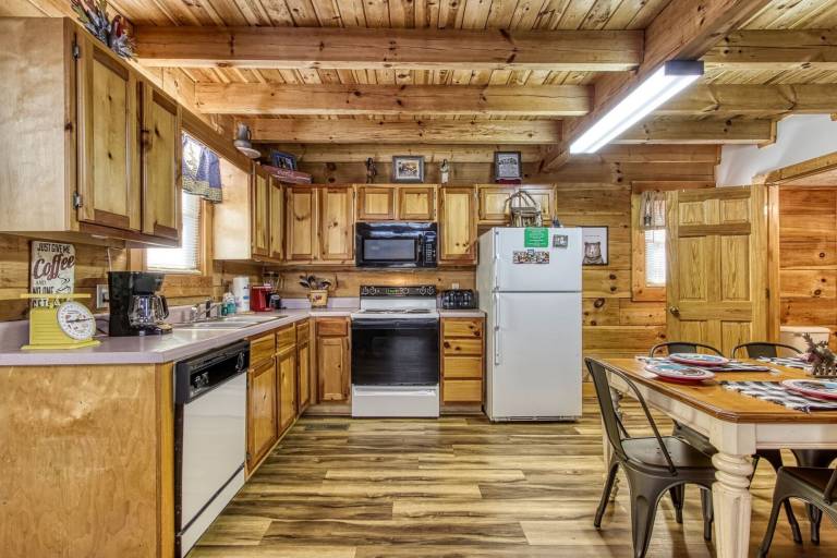 Family-friendly charming cabin with private pool | Pets allowed — photo 3