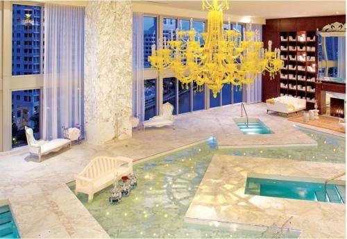 Serviced apartment with sauna, patio & hot tub | Close to Bayfront Park — photo 4