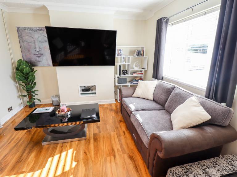 Family-oriented cottage with jacuzzi, sauna & yard | Beach view | Pet-friendly — photo 4
