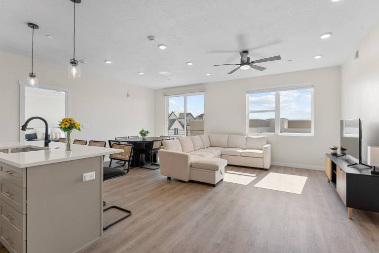 Condo with hot tub, pool & barbecue in Washington, UT