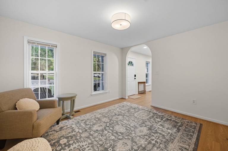 4BR Executive Home Relocation & Extended Stay Garage Office — photo 2