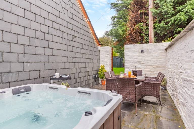 Cottage with hot tub, barbeque & garden — photo 2