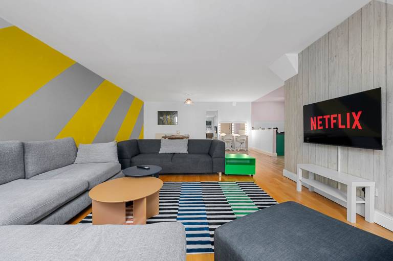 Family-oriented apartment | Close to Manchester Town Hall | Suitable for remote work | Dogs allowed — photo 2