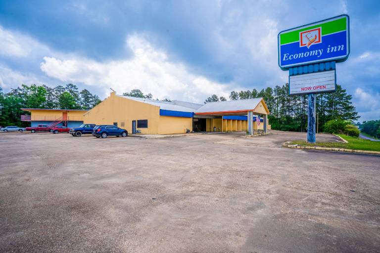 Economy Inn Livingston By OYO TX US 59 in Livingston, TX