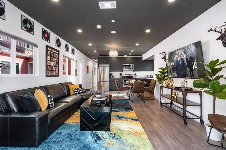 Vibey 2BDR in Prime Hollywood Steps to Attractions Rock n Roll by AvantStay