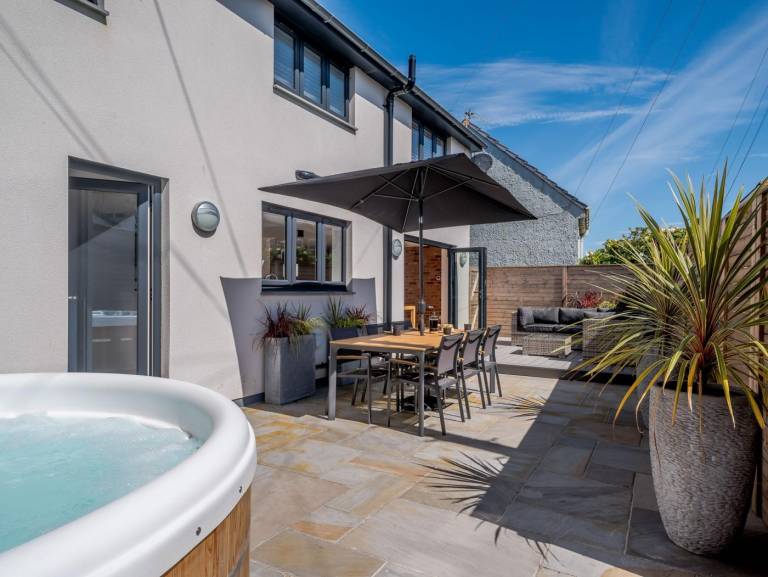 Fully equipped beautiful cottage with yard & hot tub | Close to the beach | Dogs allowed in Bude