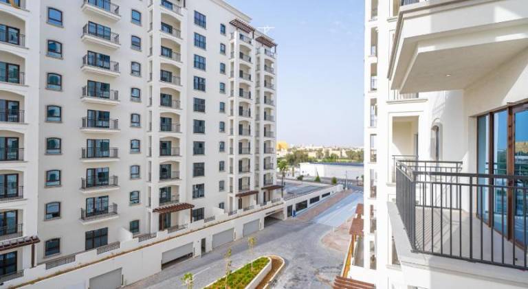 Stylish 2BR with Balcony in Yas Golf Fairways — photo 3