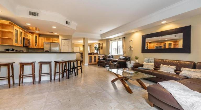 Salty Fox 5BD Oasis w Spa, Beach & Downtown — photo 3